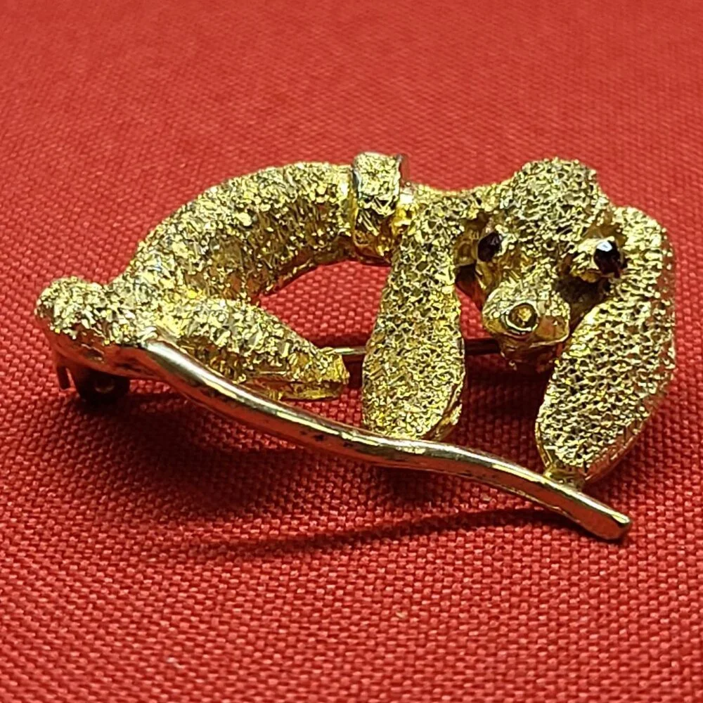 VTG Textured Gold Tone Dachshund Dog Red Rhinestone Eyes Pin Brooch